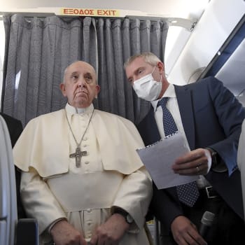 Papež František na palubě letadla během své návštěvy Kypru a Řecka