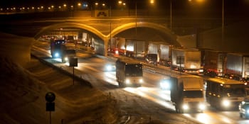 Kolaps dopravy v Praze. Cestující v ranní špičce uvěznily dlouhé kolony