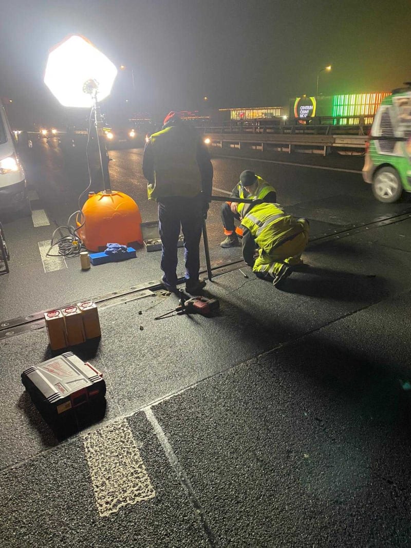 Na Pražském okruhu došlo k havárii části mostní dilatace, která se vylomila pod náporem projíždějících kamionů.