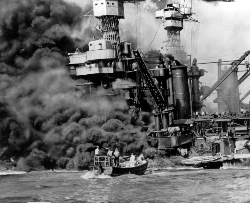 Během náletu zahynulo přes 2 400 Američanů, na dně skončily čtyři bitevní lodě a potopena či poničena byla i řada dalších plavidel.