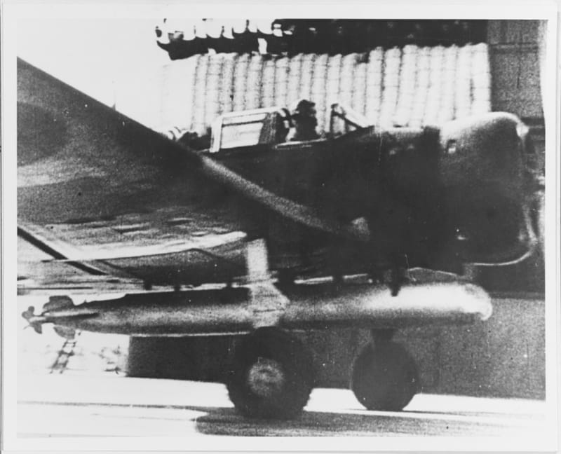 Náletu se zúčastnily střemhlavé bombardéry i letadla s torpédem.