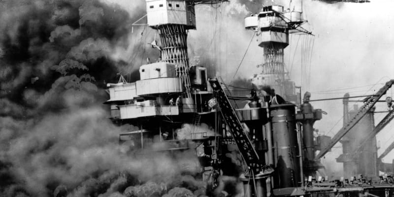 Během náletu zahynulo přes 2 400 Američanů, na dně skončily čtyři bitevní lodě a potopena či poničena byla i řada dalších plavidel.