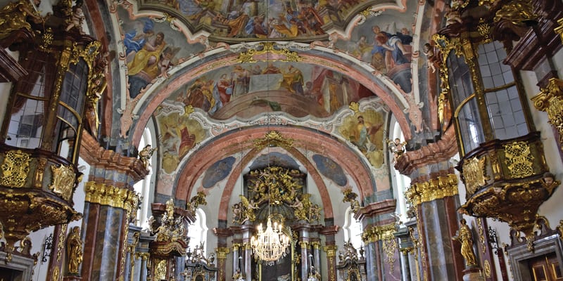 Interiér kostela Narození Páně v Loretě.