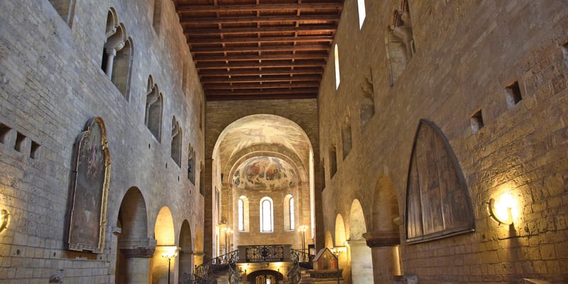 Interiér baziliky sv. Jiří.