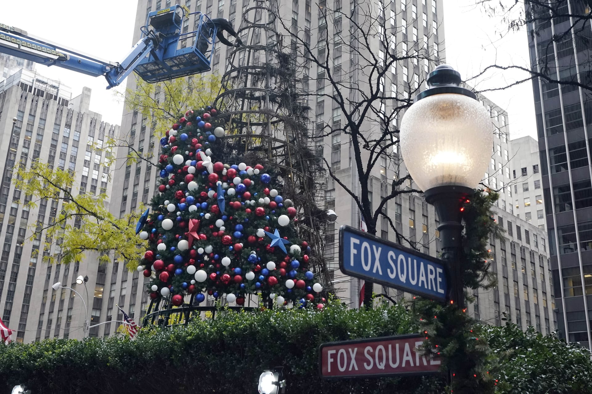 Hasiči likvidují následky požáru vánočního stromu na Times Square.