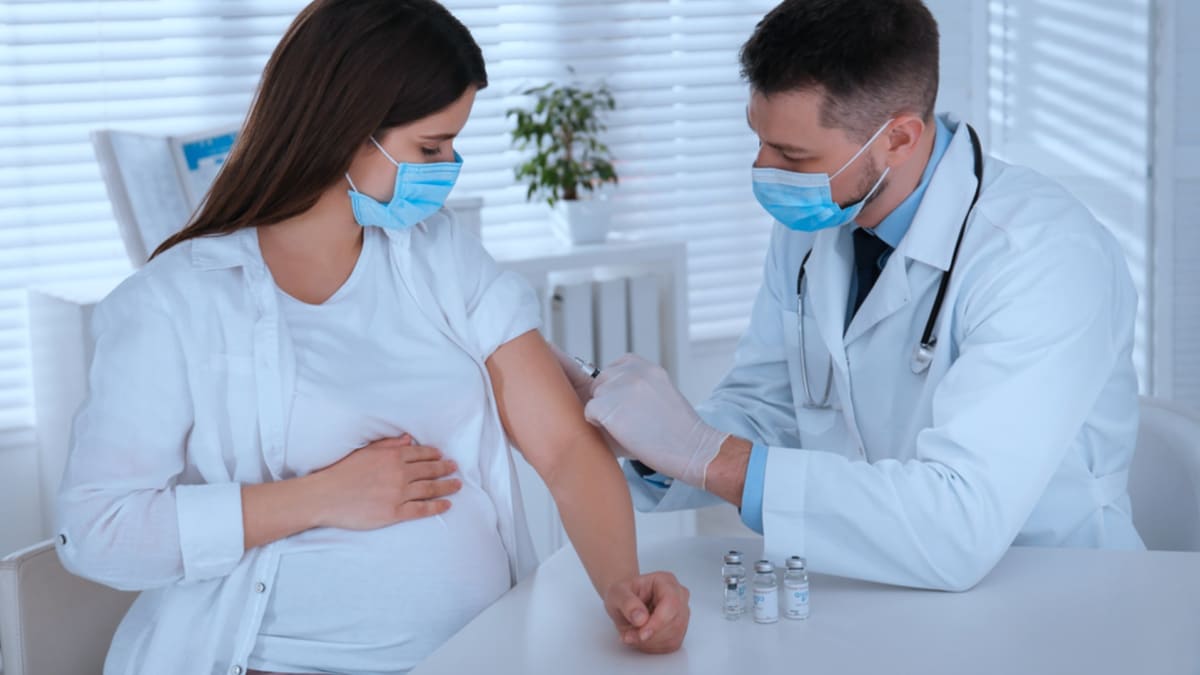 Odborníci očkování v těhotenství doporučují, ideálně ve druhém trimestru. 