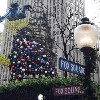 Hasiči likvidují následky požáru vánočního stromu na Times Square.