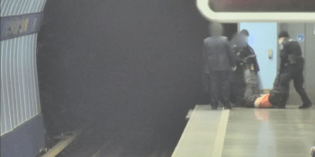 Strážníci našli muže spícího v kolejišti pražského metra. Zachránilo ho hlasité chrápání