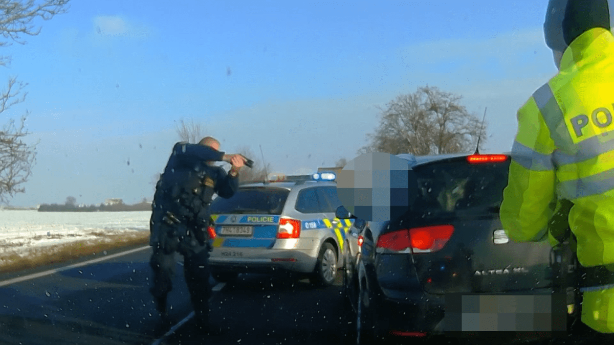Policisté museli za Hradcem Králové zastavit auto, které po cestě směrem z Prahy ohrožovalo další vozy. 