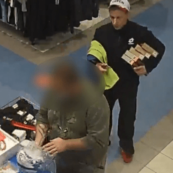 Muž utekl oblečen do nových triček, z nichž předtím odstranil plastové bezpečnostní visačky.