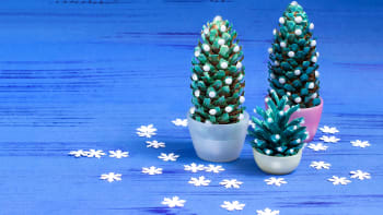 Maličké vánoční stromečky vytvoříte ze smrkových šišek