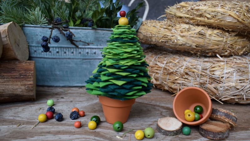 Miniaturní vánoční stromeček do domečku pro panenky vyrobíte z plsti a papíru