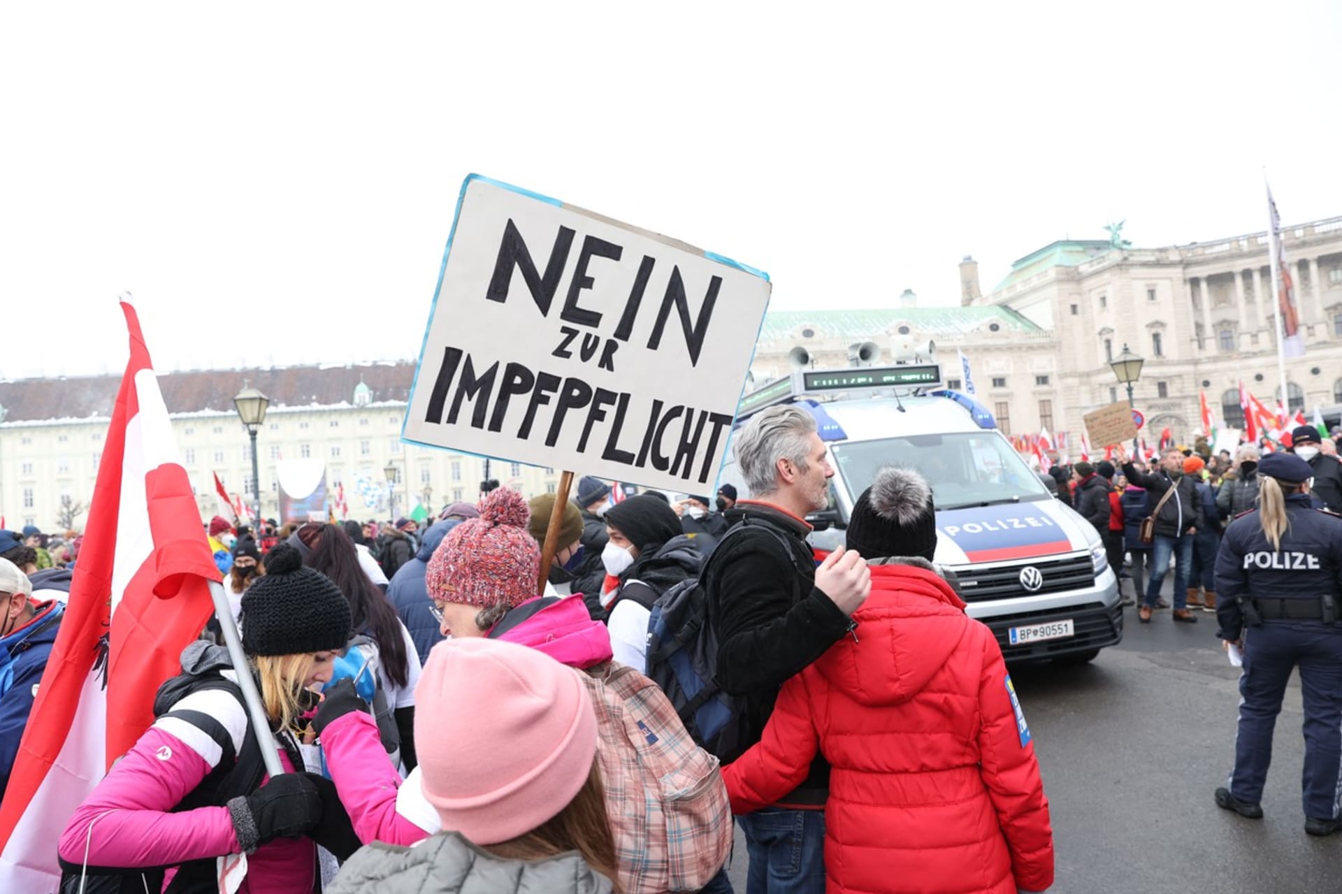 Sobotní demonstrace ve Vídni proti koronavirovým opatřením a povinnému očkování se zúčastnilo na 44 tisíc lidí