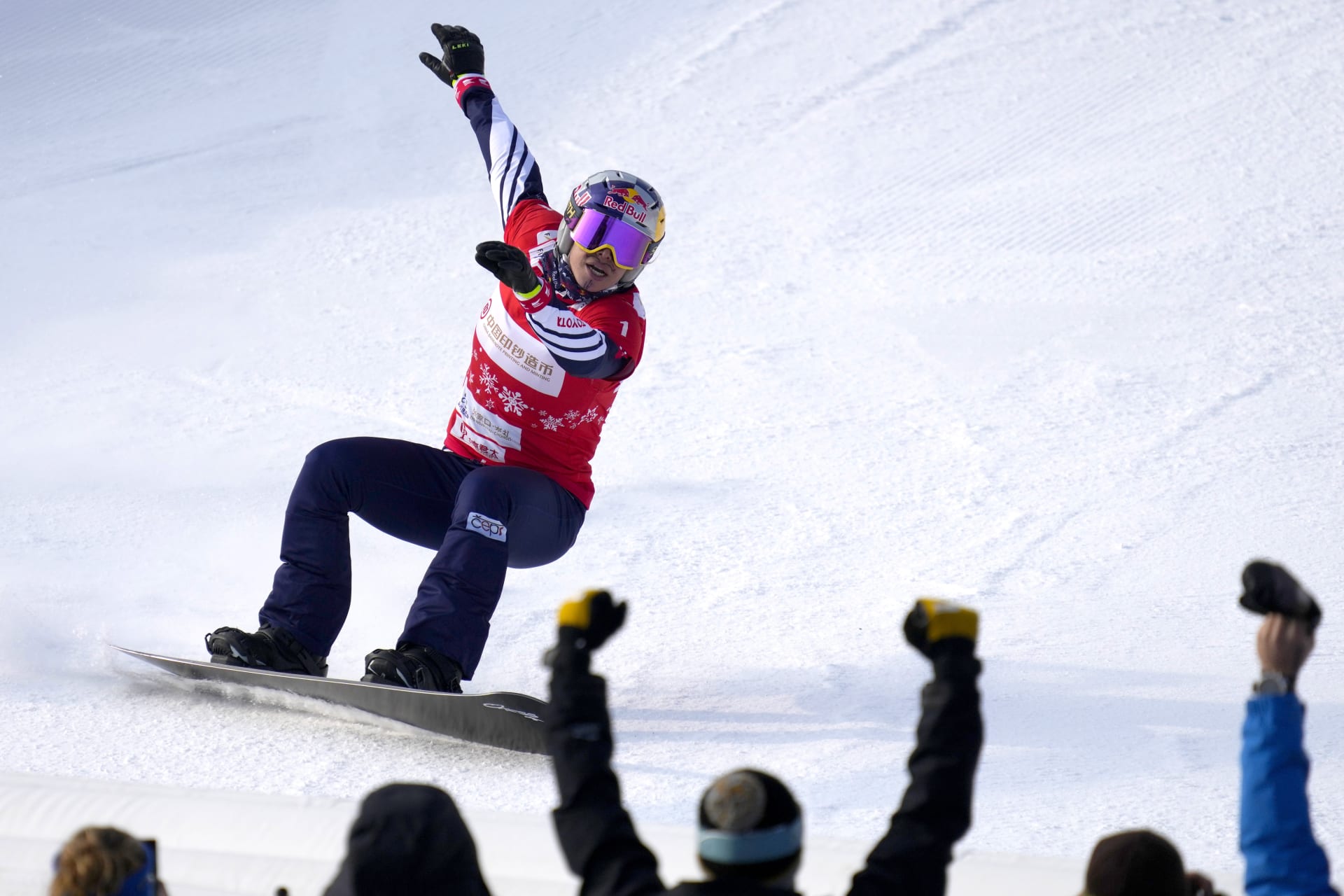 Snowboardcrossařka Eva Samková se bude po operaci zlomených kotníků léčit nejméně několik týdnů. Prognózy směrem k celé olympijské sezoně zatím nejsou.