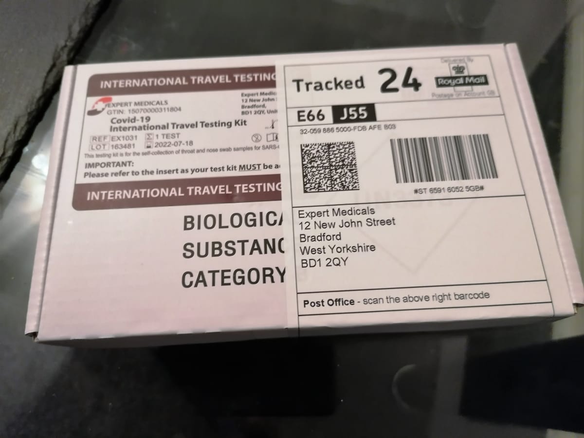 Jak se testuje v Británii. PCR samotest se pošle prioritní poštou do laboratoře.