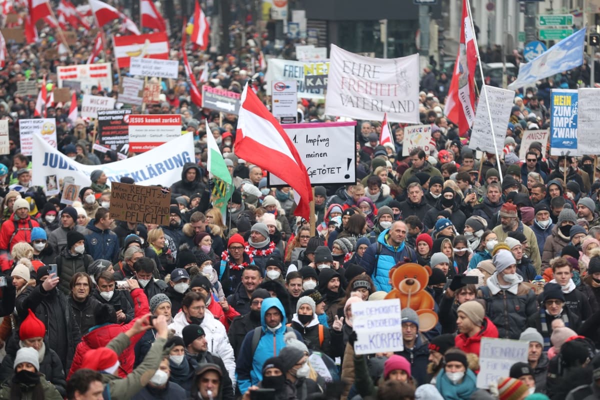 Sobotní demonstrace ve Vídni proti koronavirovým opatřením a povinnému očkování se zúčastnilo na 44 tisíc lidí