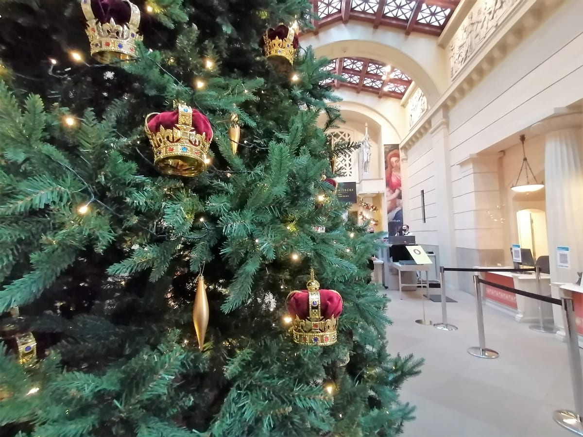 Vánoční strom královny Alžběty II. v galerii Buckinghamského paláce.