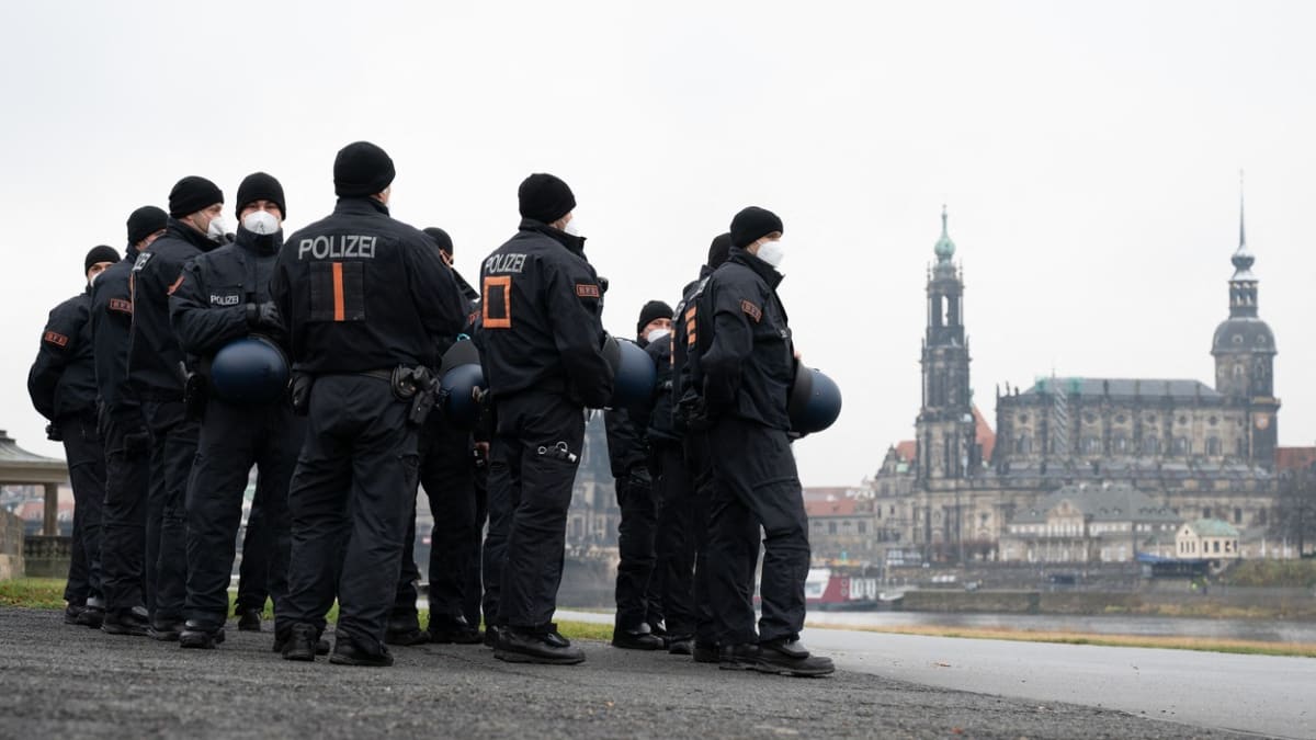 Policisté v Drážďanech nevěděli o demonstraci odpůrců opatření (ilustrační foto). 