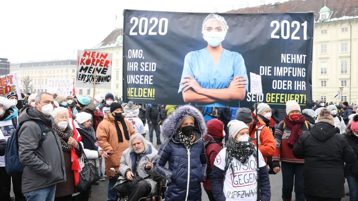 Sobotní demonstrace ve Vídni proti koronavirovým opatřením a povinnému očkování se zúčastnilo na 40 tisíc lidí