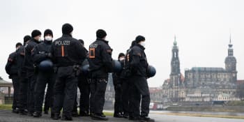 Drážďanská policie zaspala demonstraci. Odpůrci opatření si přes hodinu dělali, co chtěli