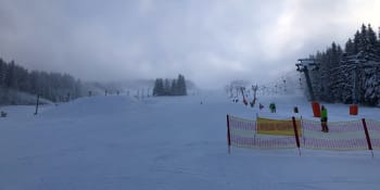 Konečně na lyžích. V Česku začala zimní sezóna, do Krkonoš dorazily tisíce lidí
