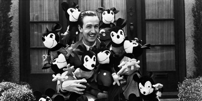 Walt Disney společně se svojí nejslavnější postavičkou Mickey Mousem.