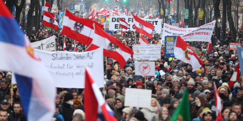 Vídeň zažila další velkou demonstraci proti koronavirovým opatřením. Zúčastněným vadilo především povinné očkování