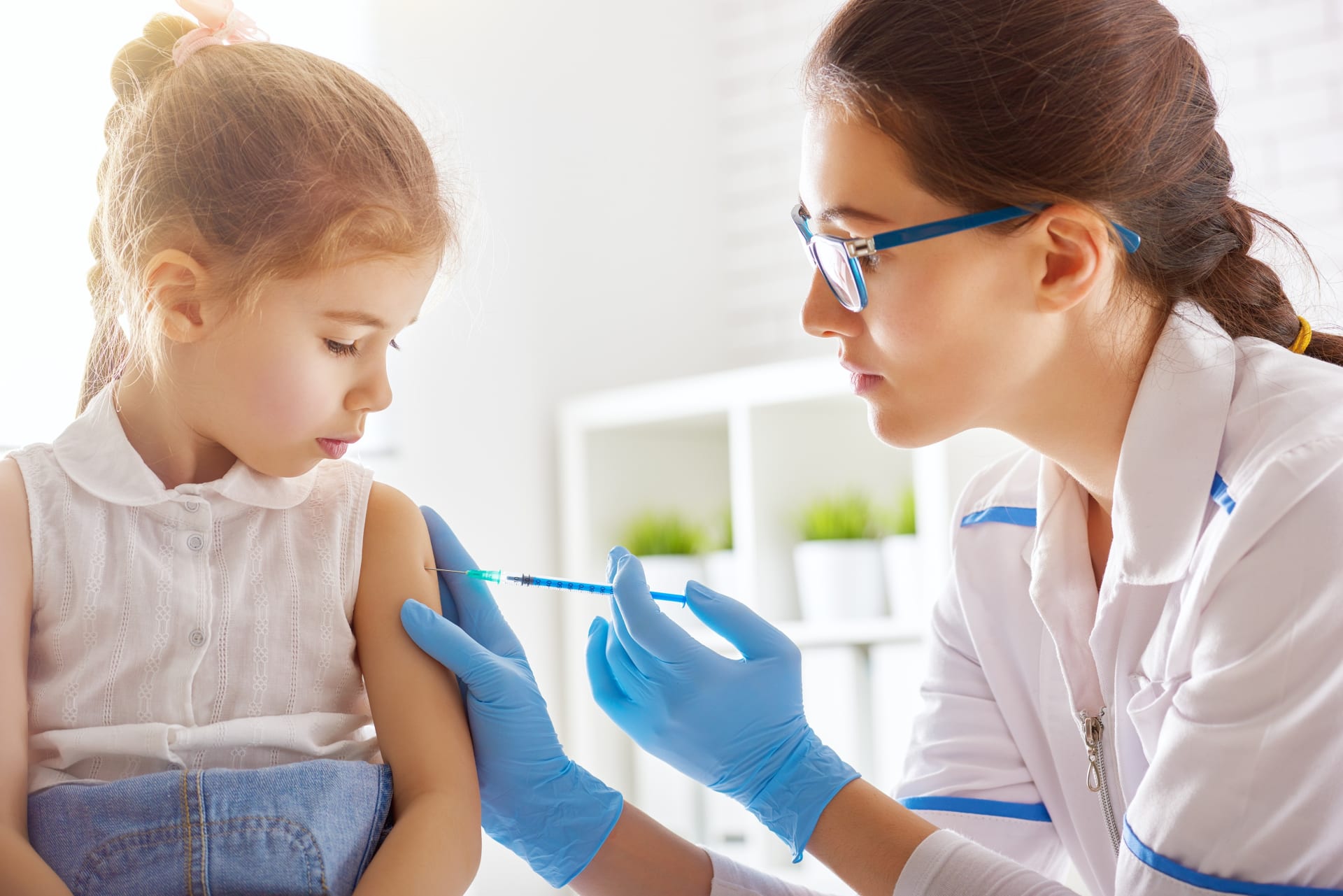 V Praze začalo očkování menších dětí. Praktici dostanou vakcíny ve čtvrtek. (Ilustrační foto)