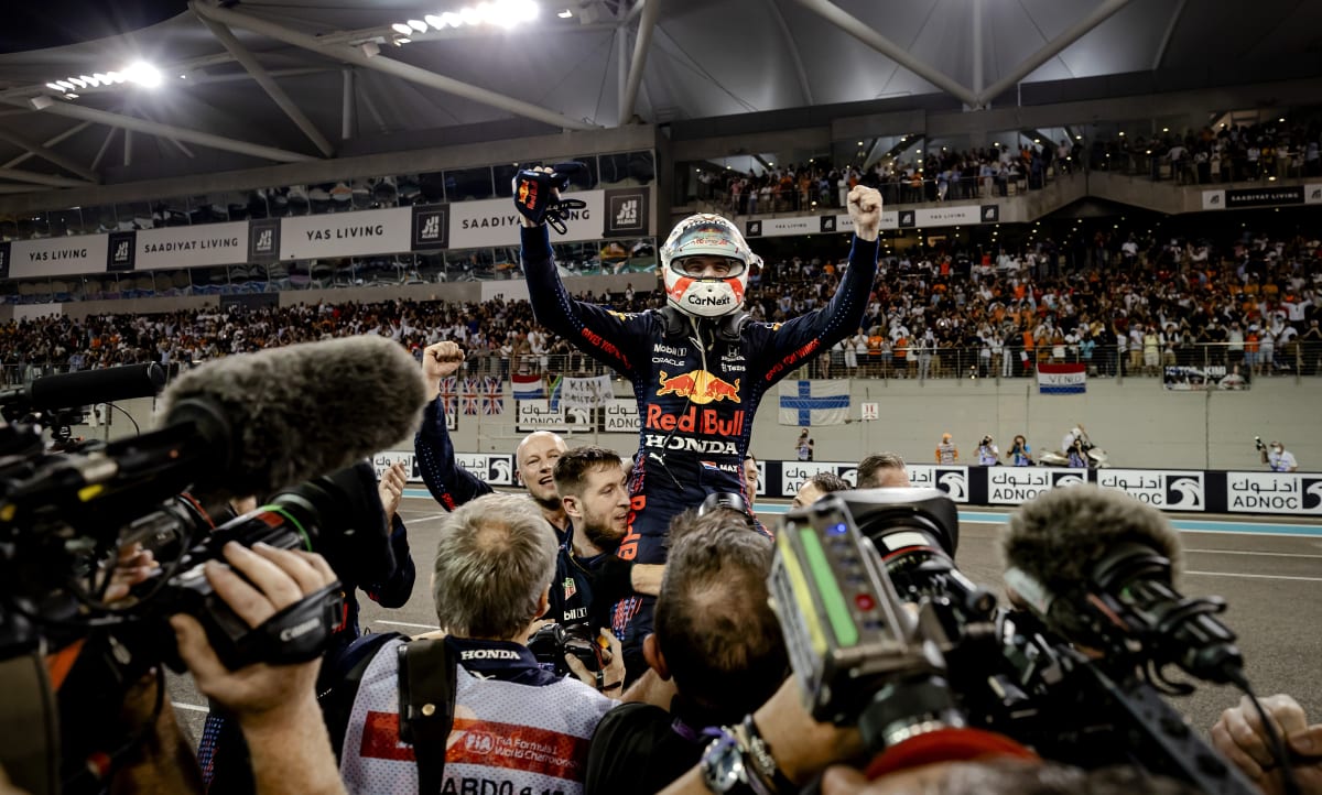 Max Verstappen se poprvé stal mistrem světa formule 1.