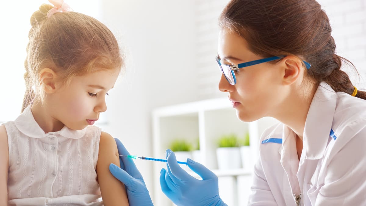 V Praze začalo očkování menších dětí. Praktici dostanou vakcíny ve čtvrtek. (Ilustrační foto)