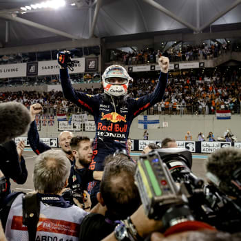 Max Verstappen slaví premiérový titul ve formuli 1.