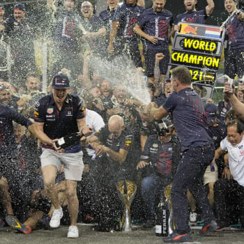 Max Verstappen oslavuje titul mistra světa