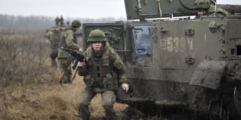 Přesouváme vojáky po vlastním území, reaguje Kreml na Bidenovy hrozby. Putin chce schůzku