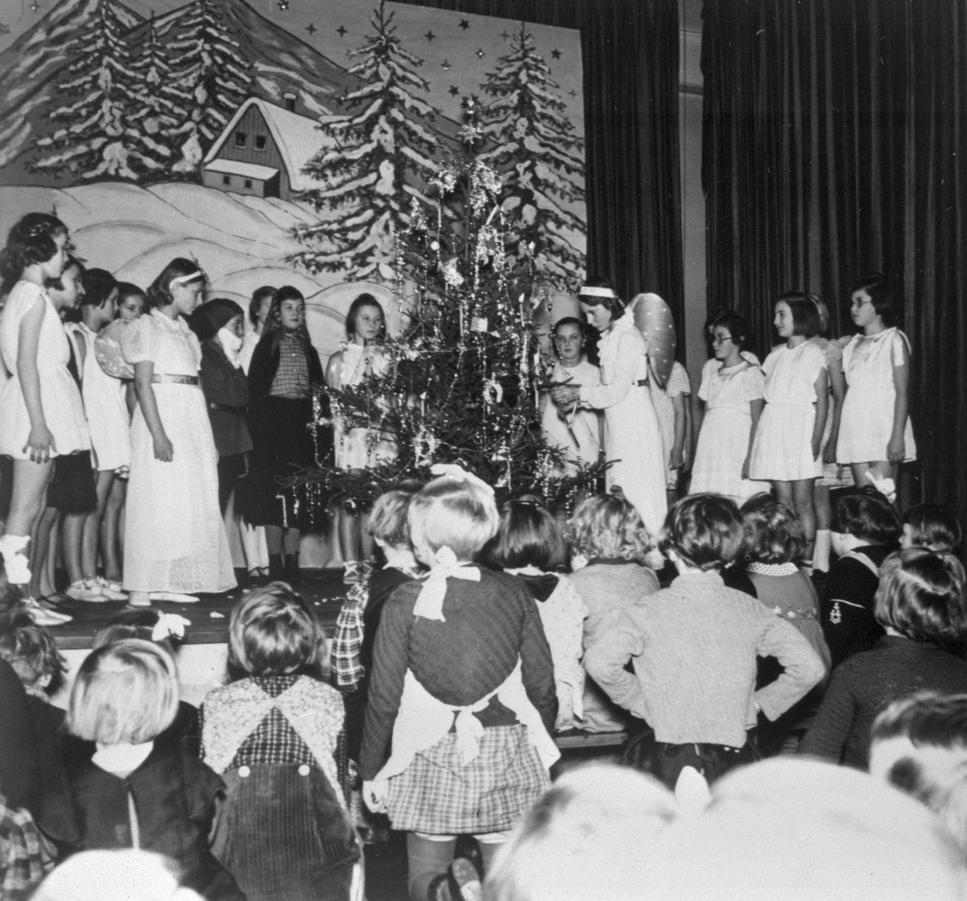 S Vánoci jsou také spojeny dětské besídky, na kterých se též rozdávají dárky. Takto se slavilo v roce 1938.