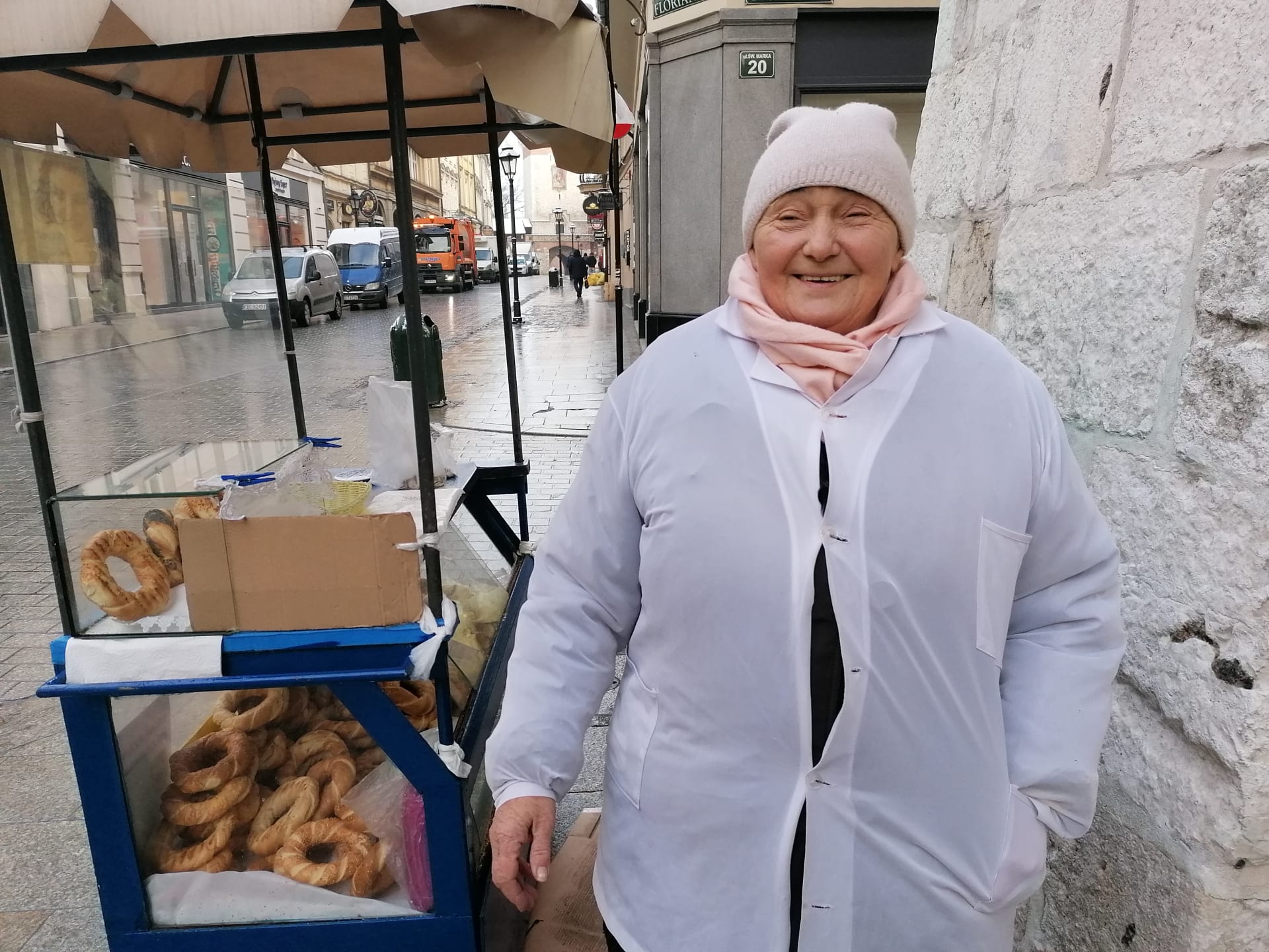 Prodavačka tradičního krakovského pečiva paní Irena očkování odmítá. Prý ji před covidem ochrání Bůh.