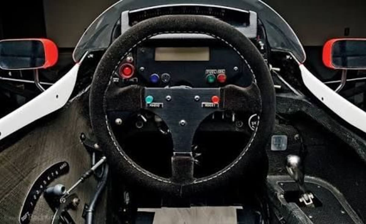 Pracoviště Ayrtona Senny v roce 1991: Povšimněte si řadicí páky a jednoduchého volantu.