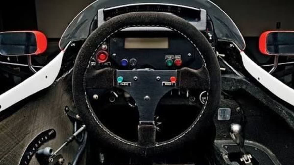 Pracoviště Ayrtona Senny v roce 1991: Povšimněte si řadicí páky a jednoduchého volantu.