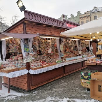 Vánoční trhy v Polsku zakázány nebyly, jeden z největšich se právě odehrává v Krakově.