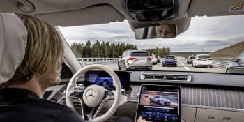 Mercedes-Benz předběhl Teslu s legalizací autopilota. Odpovědnost bude mít auto 