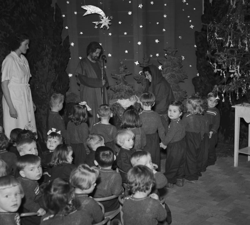 Vánoce v dětských jeslích roku 1947.