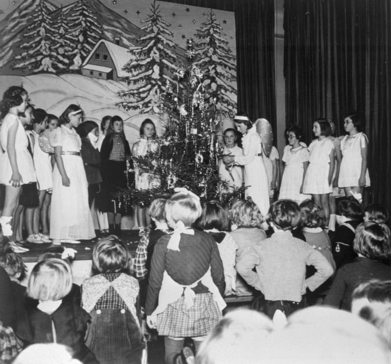 S Vánoci jsou také spojeny dětské besídky, na kterých se též rozdávají dárky. Takto se slavilo v roce 1938.