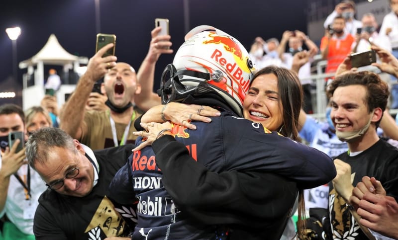 Kelly Piquetová objímá svého partnera a čerstvého mistra světa Maxe Verstappena.