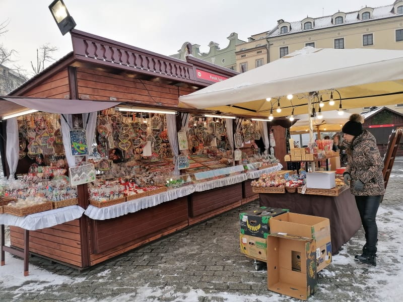 Vánoční trhy v Polsku zakázány nebyly, jeden z největších se právě odehrává v Krakově.