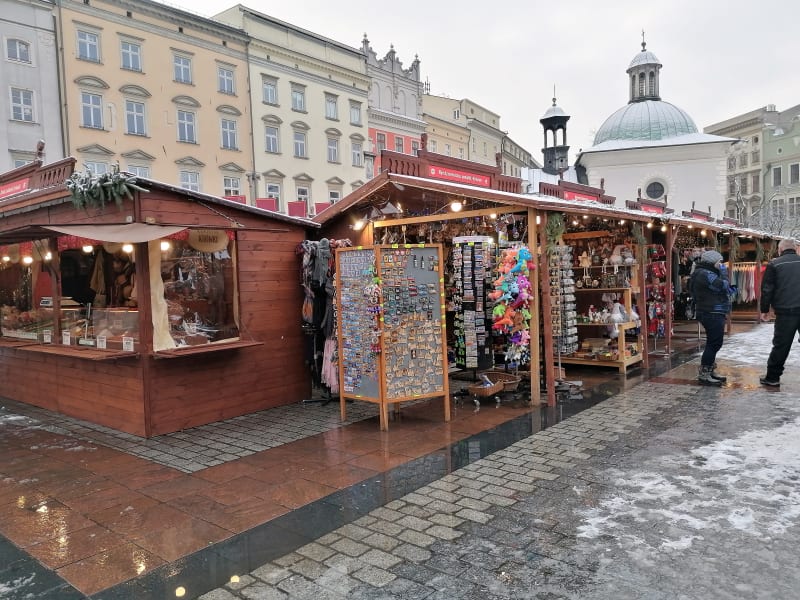 Vánoční trhy v Polsku zakázány nebyly, jeden z největších se právě odehrává v Krakově.