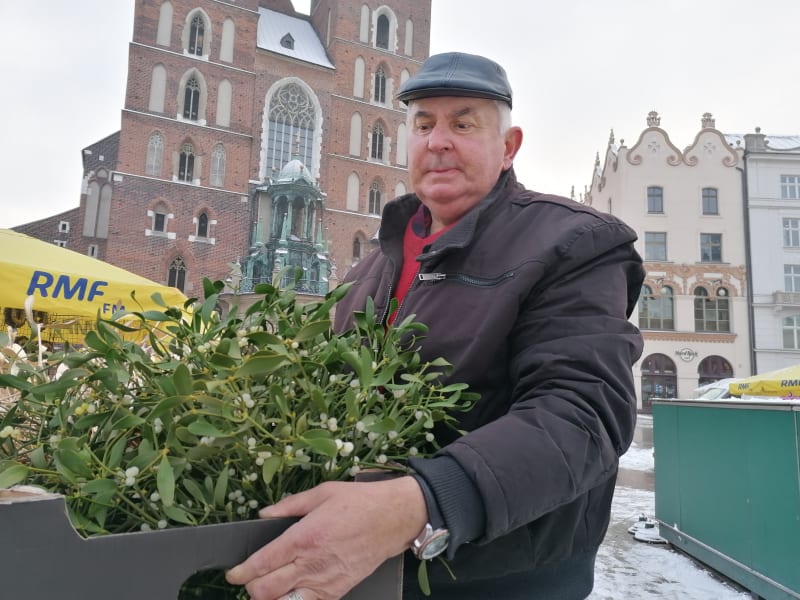 75letý Stanisław Serafin na vánočních trzích v Krakově prodává jmelí. Je očkovaný, chystá se na třetí dávku.