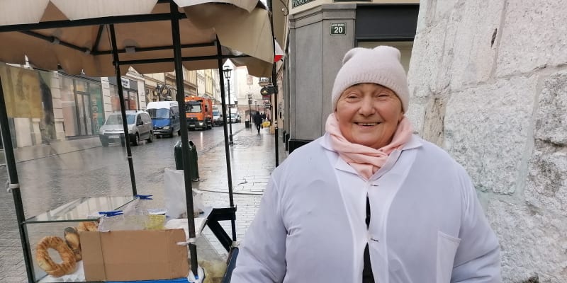 Prodavačka tradičního krakovského pečiva paní Irena očkování odmítá. Prý ji před covidem ochrání Bůh.