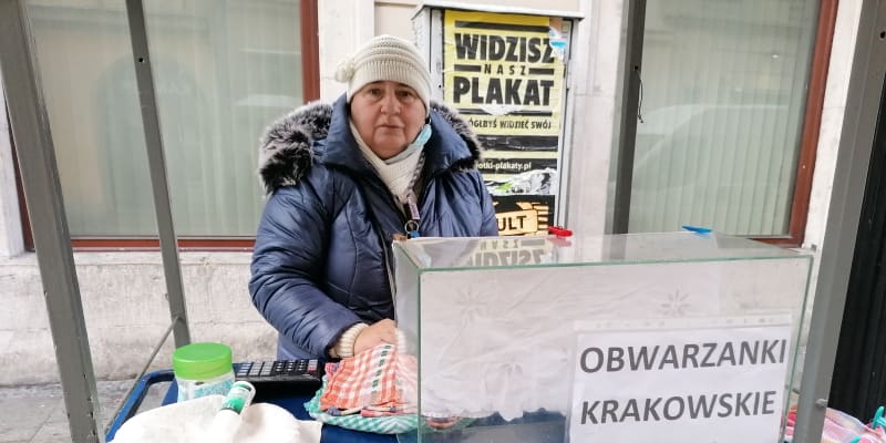 Prodavačka tradičního krakovského pečiva paní Renata už slyšela, že ve vakcínách je pouze destilovaná voda.