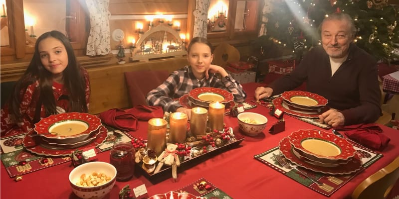 Karel Gott se svými dcerami oslavil v roce 2018 své poslední Vánoce.