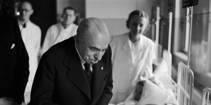 Prezident Emil Hácha v době Vánoc v Protektorátu navštěvoval děti v nemocnicích.