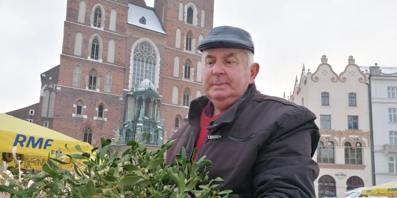 75letý Stanisław Serafin na vánočních trzích v Krakově prodává jmelí. Je očkovaný, chystá se na třetí dávku.